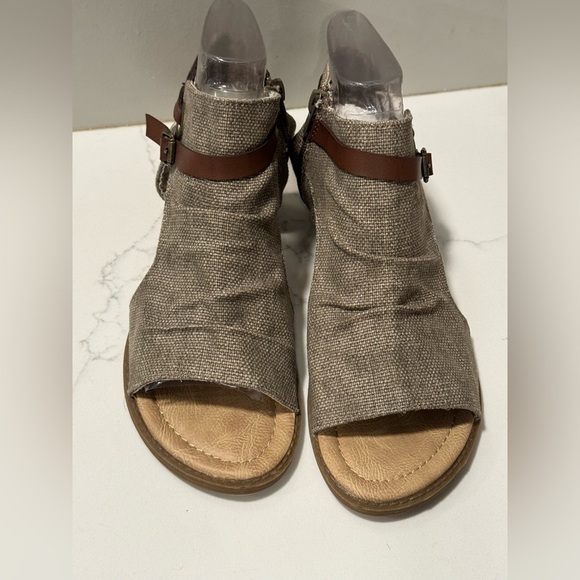 Women's Tan Sandals - Picture 11 of 11